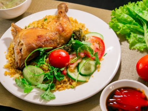 Cơm Gà Xối Mỡ Bao Nhiêu Calo? Ăn nhiều có mập không?